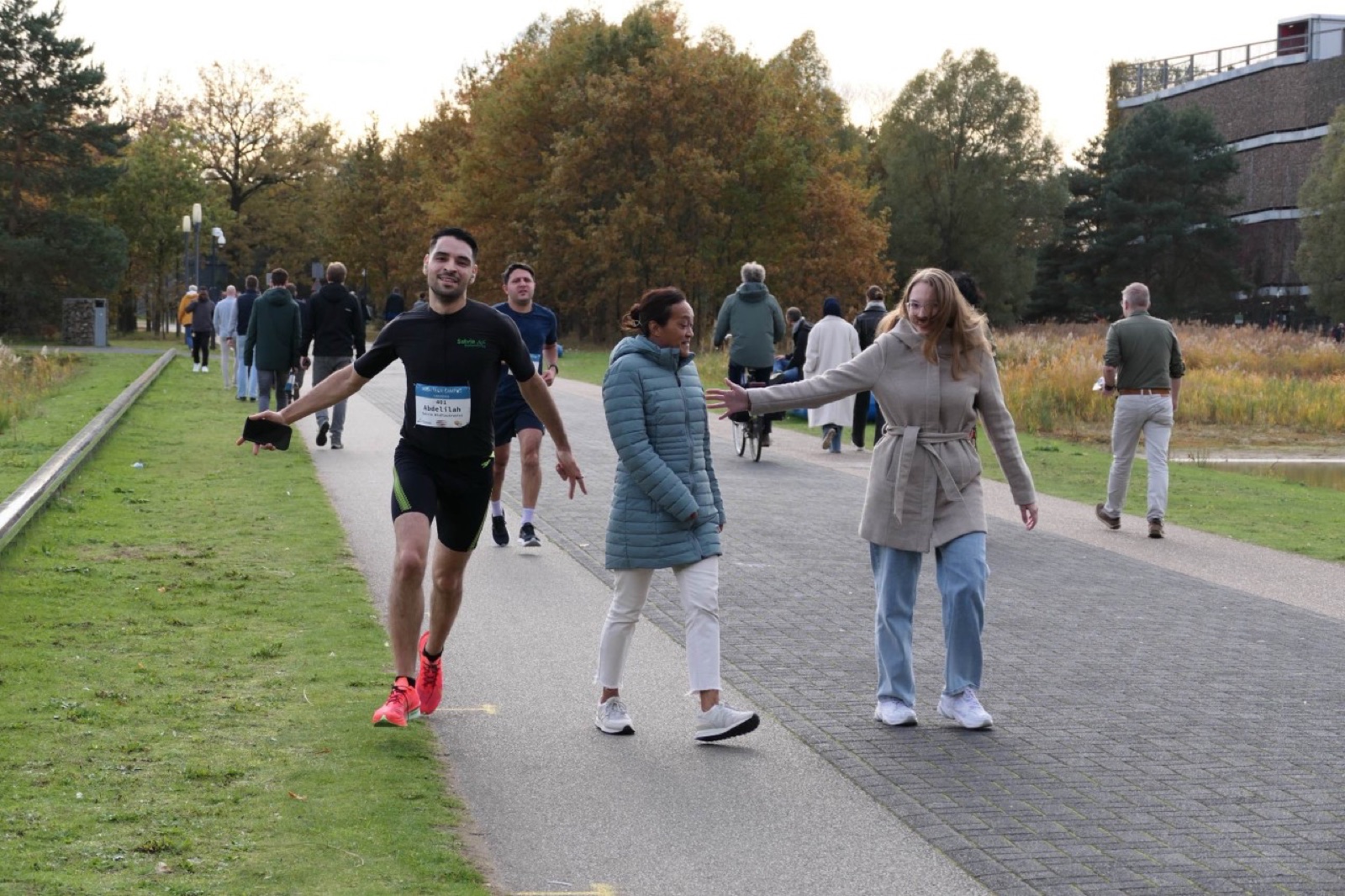 Appie loopt lachend tijdens een 15 kilometer wedstrijd