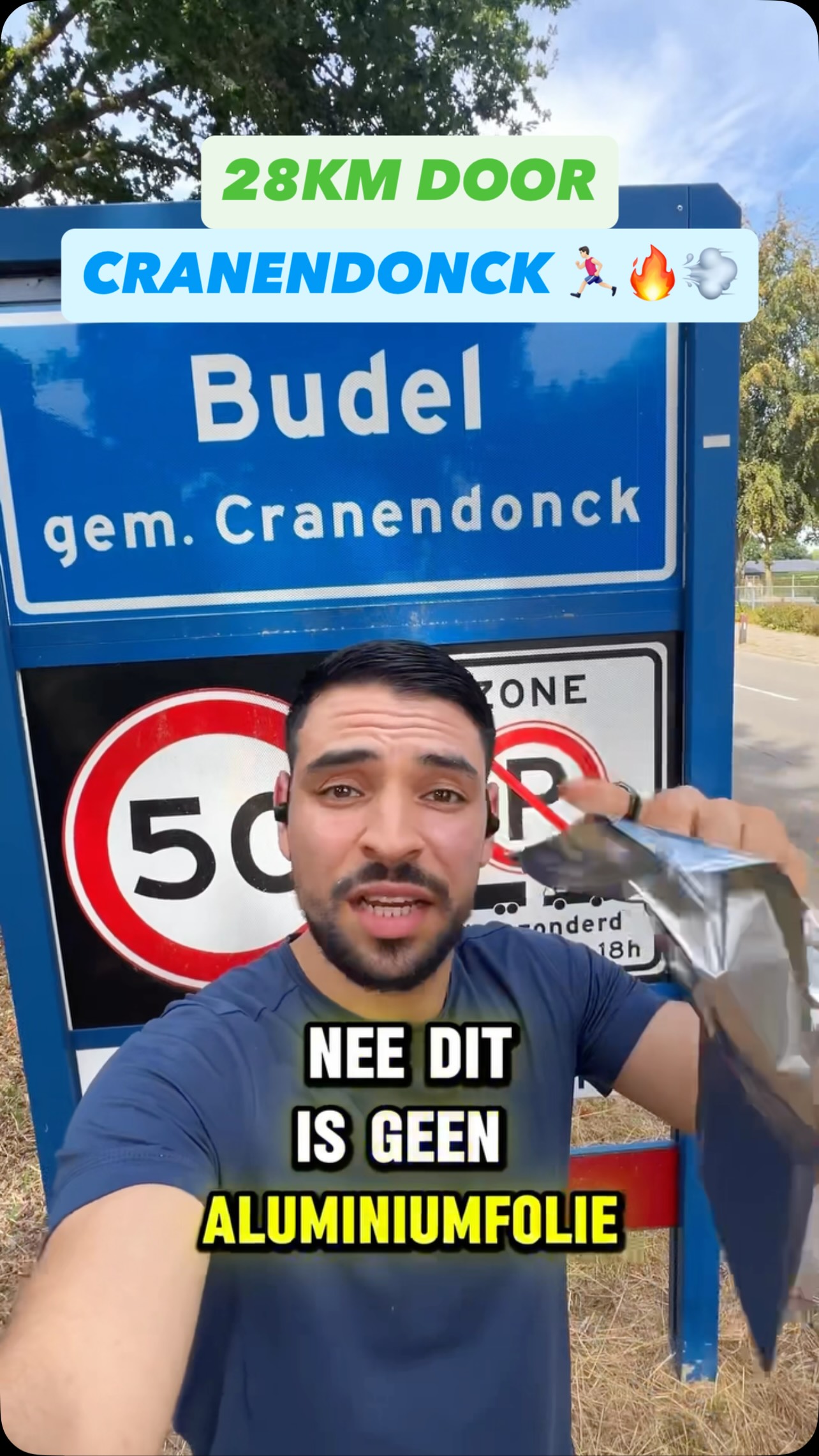 Appie bij het plaatsnaambord van Budel in de gemeente Cranendonck