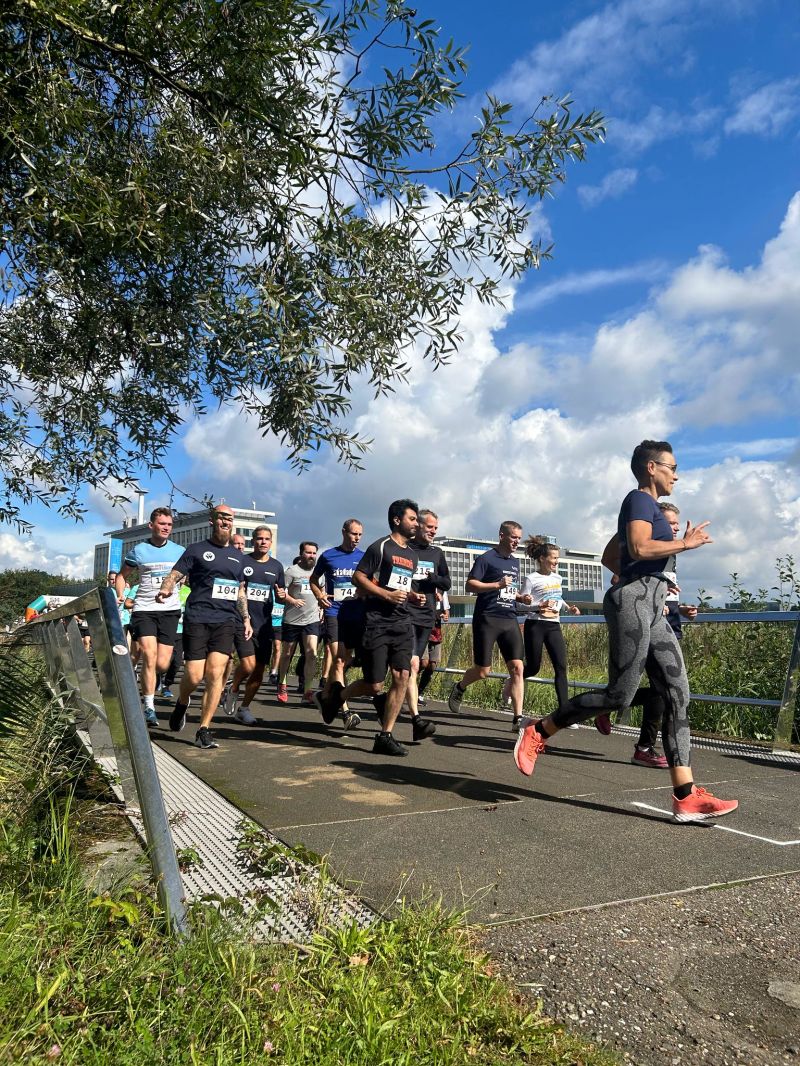 Lopers tijdens de High Tech Campus Run bij Eindhoven