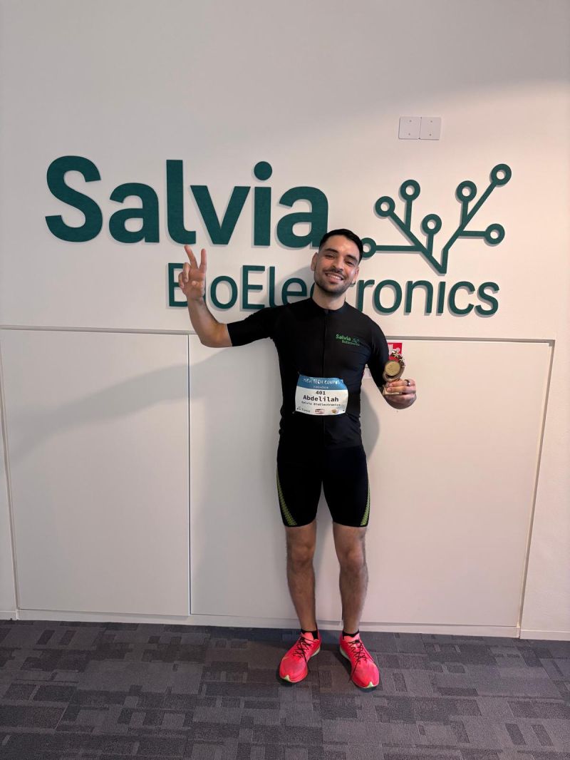 Abdelilah Bahri met beker en startnummer na de High Tech Campus Run